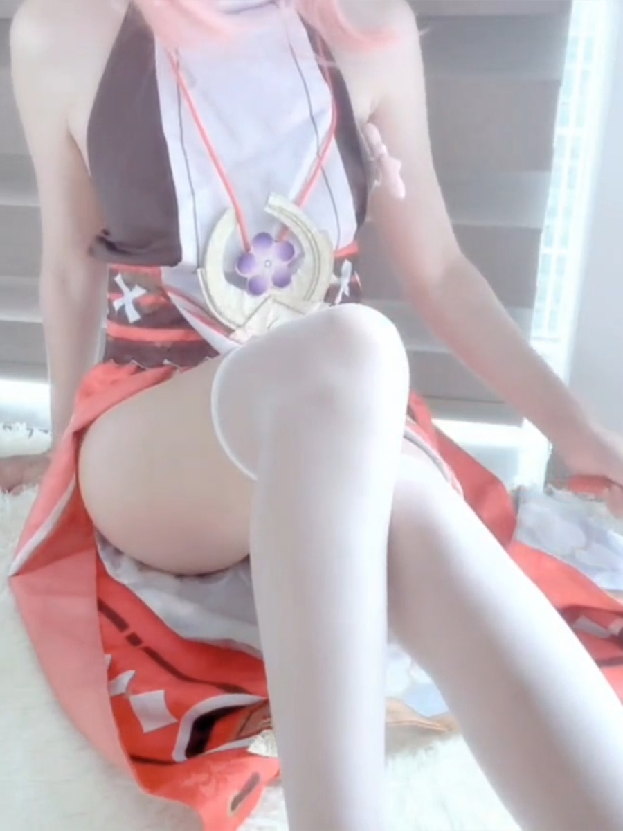 月色宝宝原神八重神子cos，穿着白丝，冰晶屌自慰