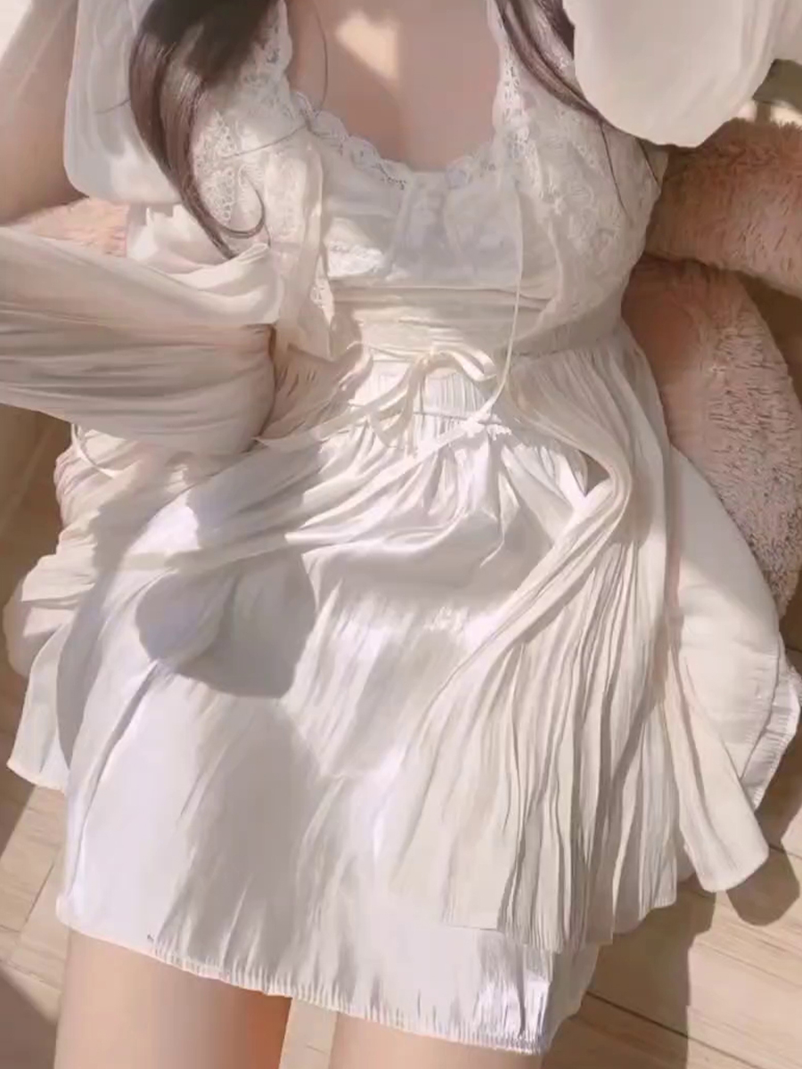 芋圆呀呀 白色花嫁，推特福利姬，玩弄自己的奶子，然后拿大鸡吧自慰，感觉不过瘾，最后直接上炮机