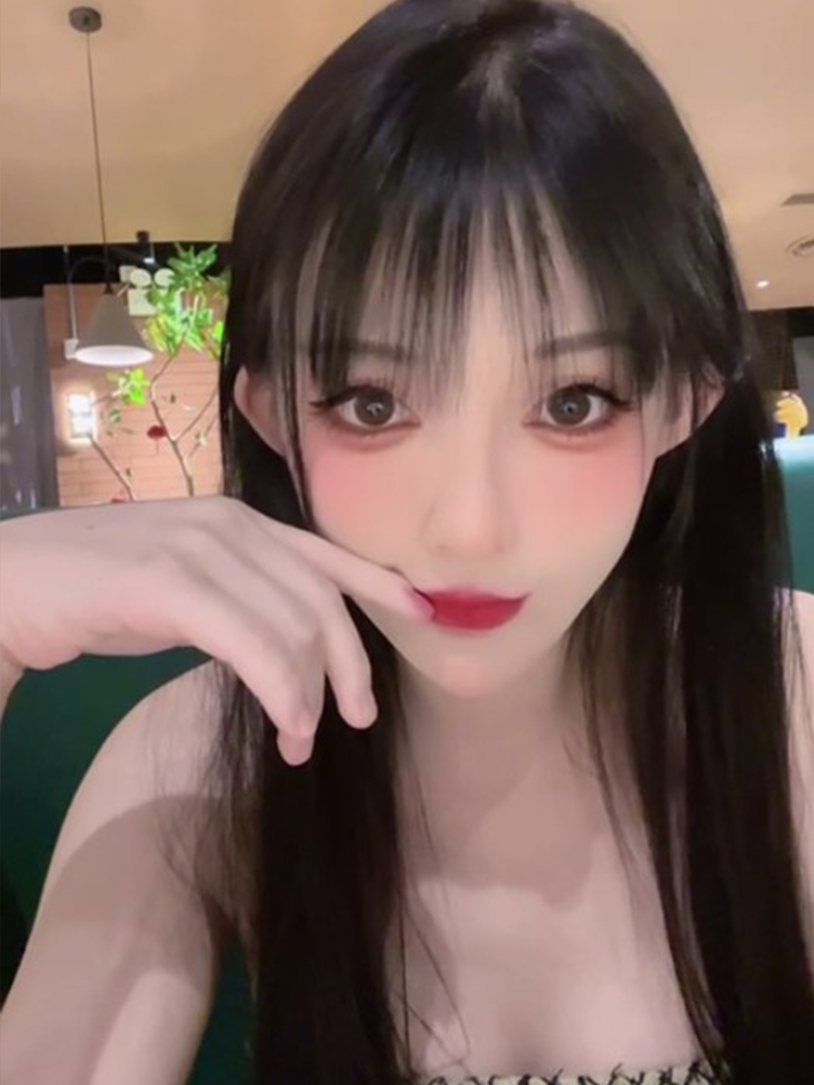 陪女朋友去参加漫展，刚回到酒店就迫不及待的开始操