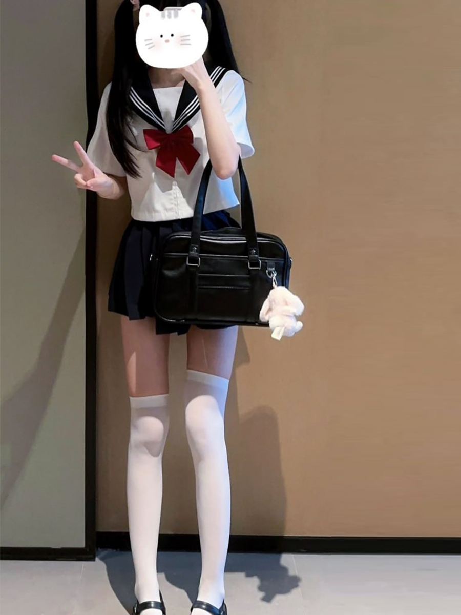 小尾巴少女，我好爱，真想给她拔出来，放根鸡巴进去搅一搅